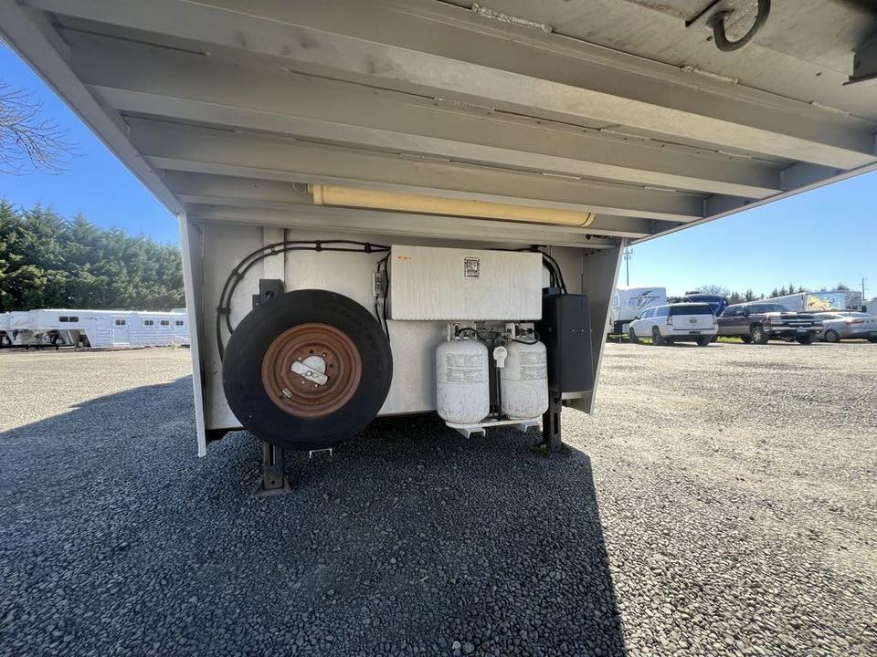 2009 Platinum Coach 3 Horse 16' LQ | Outlaw Conversion Horse Trailer with Slide 37 2009 Platinum Coach 3 Horse 16' LQ | Outlaw Conversion Horse Trailer with Slide - Image 37