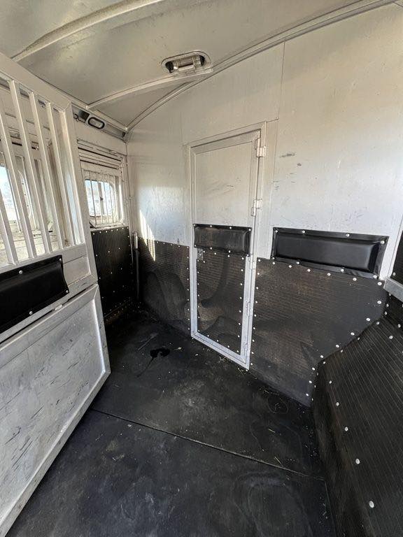 2009 Platinum Coach 3 Horse 16' LQ | Outlaw Conversion Horse Trailer with Slide 29 2009 Platinum Coach 3 Horse 16' LQ | Outlaw Conversion Horse Trailer with Slide - Image 29