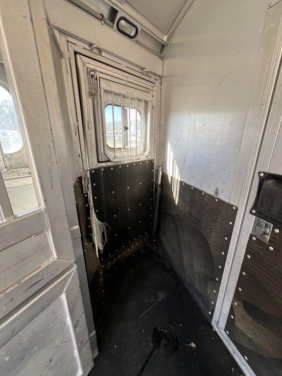 2009 Platinum Coach 3 Horse 16' LQ | Outlaw Conversion Horse Trailer with Slide 28 2009 Platinum Coach 3 Horse 16' LQ | Outlaw Conversion Horse Trailer with Slide - Image 28