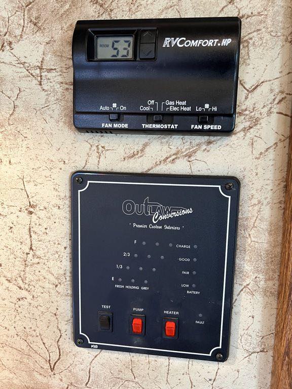 2009 Platinum Coach 3 Horse 16' LQ | Outlaw Conversion Horse Trailer with Slide 4 2009 Platinum Coach 3 Horse 16' LQ | Outlaw Conversion Horse Trailer with Slide - Image 4