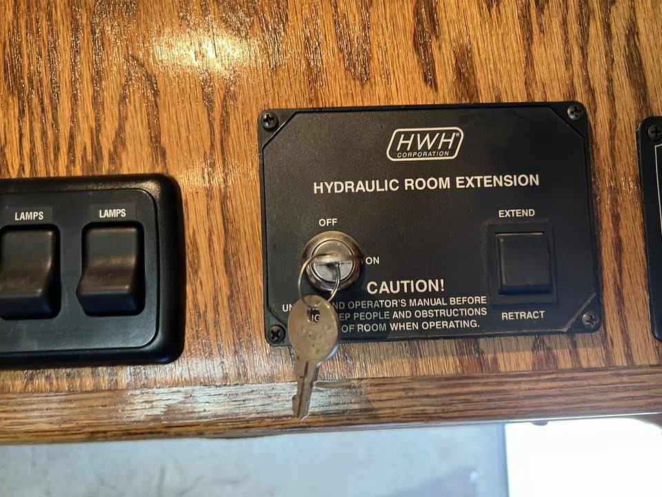 2009 Platinum Coach 3 Horse 16' LQ | Outlaw Conversion Horse Trailer with Slide 2 2009 Platinum Coach 3 Horse 16' LQ | Outlaw Conversion Horse Trailer with Slide - Image 2