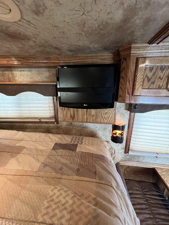 2009 Platinum Coach 3 Horse 16' LQ | Outlaw Conversion Horse Trailer with Slide 18 2009 Platinum Coach 3 Horse 16' LQ | Outlaw Conversion Horse Trailer with Slide - Image 18