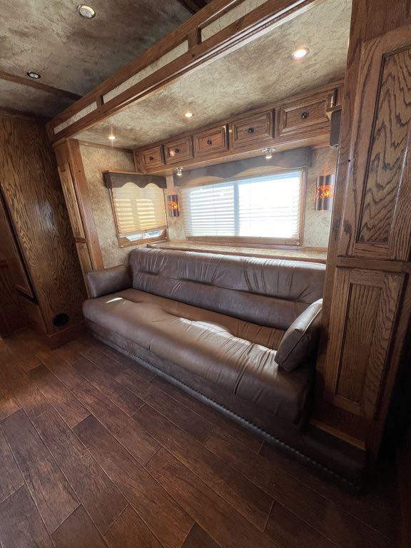2009 Platinum Coach 3 Horse 16' LQ | Outlaw Conversion Horse Trailer with Slide 15 2009 Platinum Coach 3 Horse 16' LQ | Outlaw Conversion Horse Trailer with Slide - Image 15
