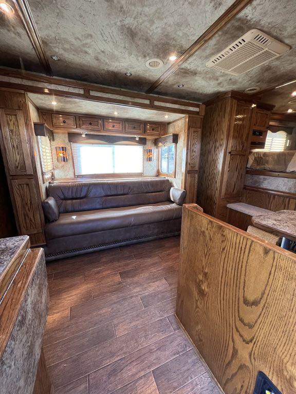 2009 Platinum Coach 3 Horse 16' LQ | Outlaw Conversion Horse Trailer with Slide 25 2009 Platinum Coach 3 Horse 16' LQ | Outlaw Conversion Horse Trailer with Slide - Image 25