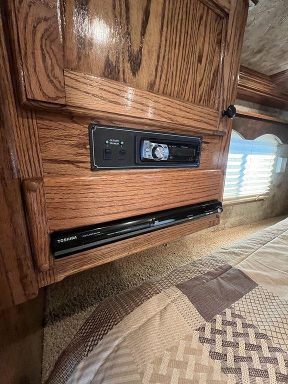 2009 Platinum Coach 3 Horse 16' LQ | Outlaw Conversion Horse Trailer with Slide 19 2009 Platinum Coach 3 Horse 16' LQ | Outlaw Conversion Horse Trailer with Slide - Image 19