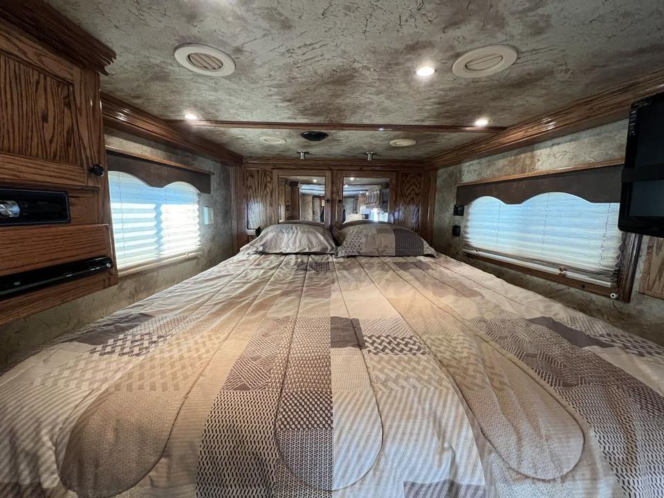 2009 Platinum Coach 3 Horse 16' LQ | Outlaw Conversion Horse Trailer with Slide 20 2009 Platinum Coach 3 Horse 16' LQ | Outlaw Conversion Horse Trailer with Slide - Image 20