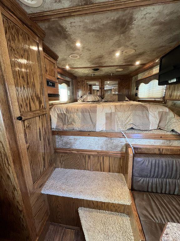 2009 Platinum Coach 3 Horse 16' LQ | Outlaw Conversion Horse Trailer with Slide 21 2009 Platinum Coach 3 Horse 16' LQ | Outlaw Conversion Horse Trailer with Slide - Image 21