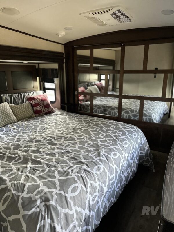 2019 Jayco North Point 377RLBH Luxury Fifth Wheel RV 5 2019 Jayco North Point 377RLBH Luxury Fifth Wheel RV - Image 5