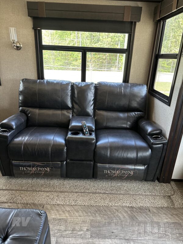 2019 Jayco North Point 377RLBH Luxury Fifth Wheel RV 15 2019 Jayco North Point 377RLBH Luxury Fifth Wheel RV - Image 15