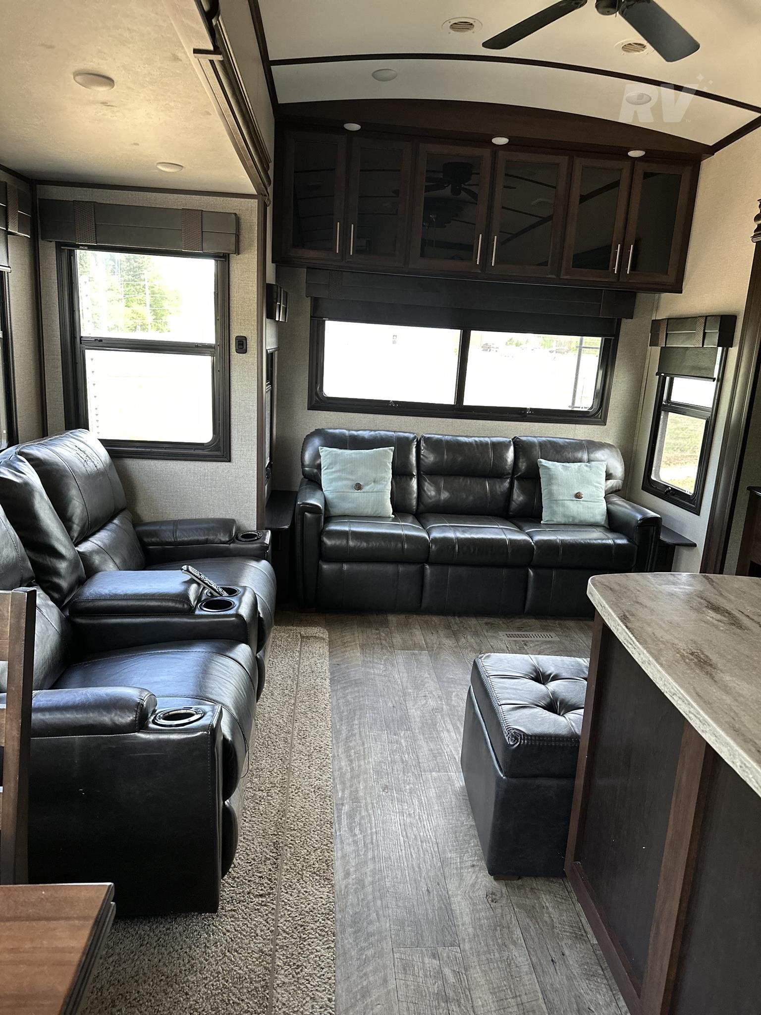 2019 Jayco North Point 377RLBH Luxury Fifth Wheel RV 17 2019 Jayco North Point 377RLBH Luxury Fifth Wheel RV - Image 17