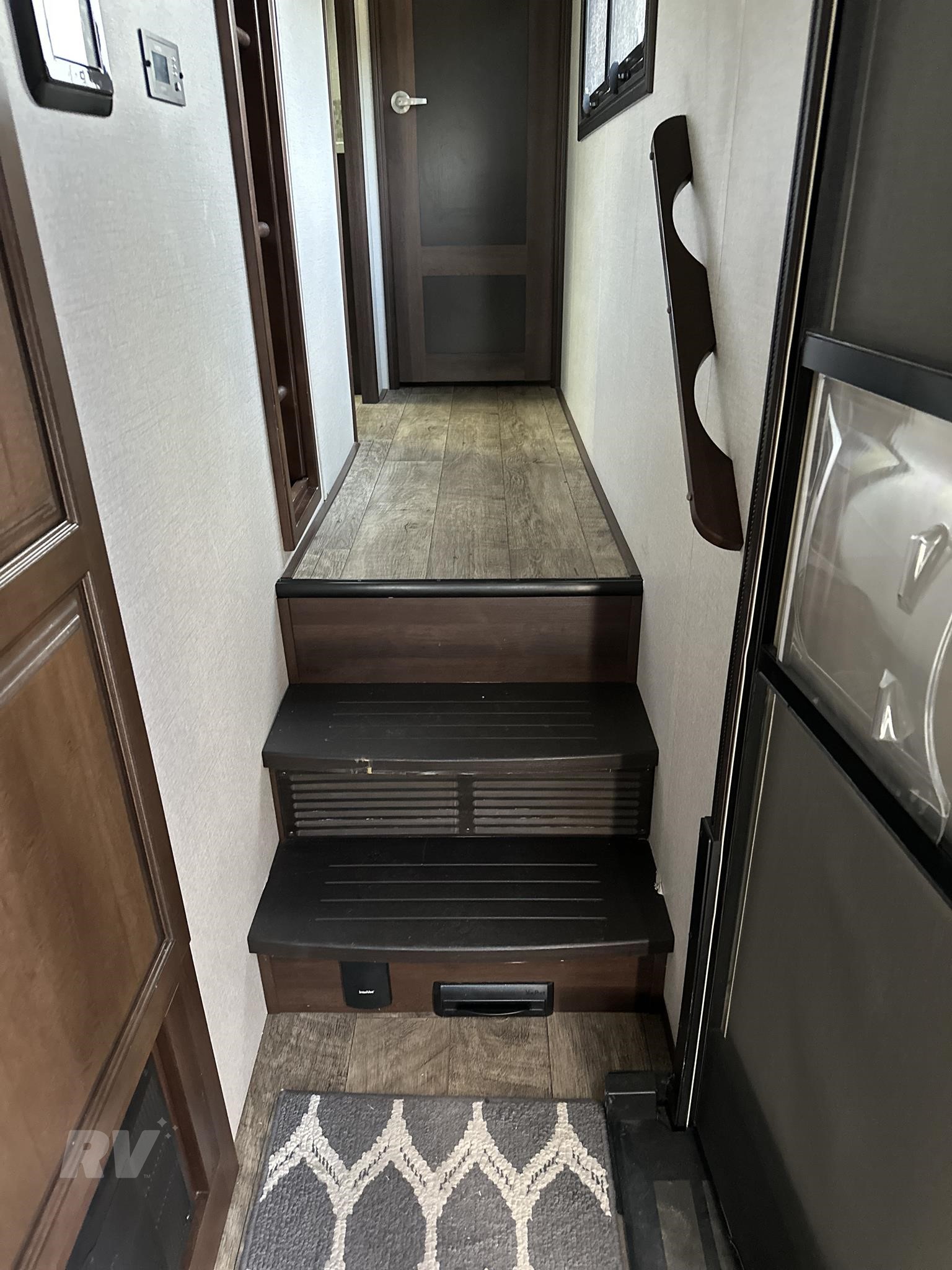 2019 Jayco North Point 377RLBH Luxury Fifth Wheel RV 9 2019 Jayco North Point 377RLBH Luxury Fifth Wheel RV - Image 9