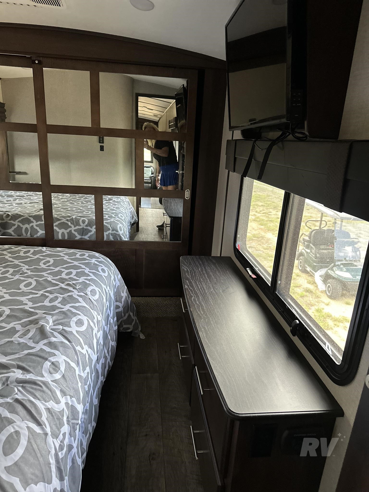 2019 Jayco North Point 377RLBH Luxury Fifth Wheel RV 4 2019 Jayco North Point 377RLBH Luxury Fifth Wheel RV - Image 4