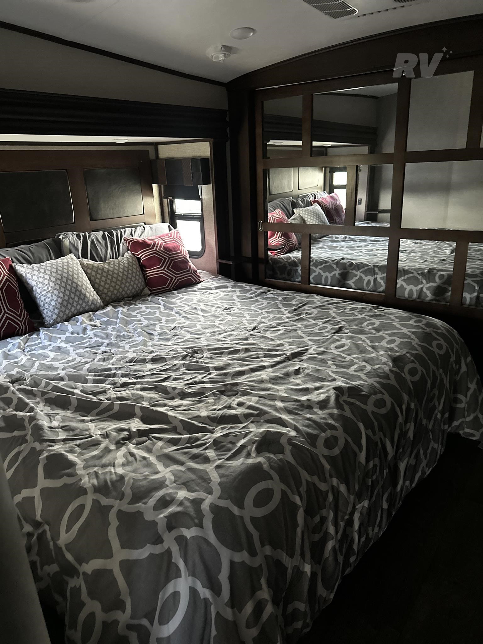 2019 Jayco North Point 377RLBH Luxury Fifth Wheel RV 6 2019 Jayco North Point 377RLBH Luxury Fifth Wheel RV - Image 6