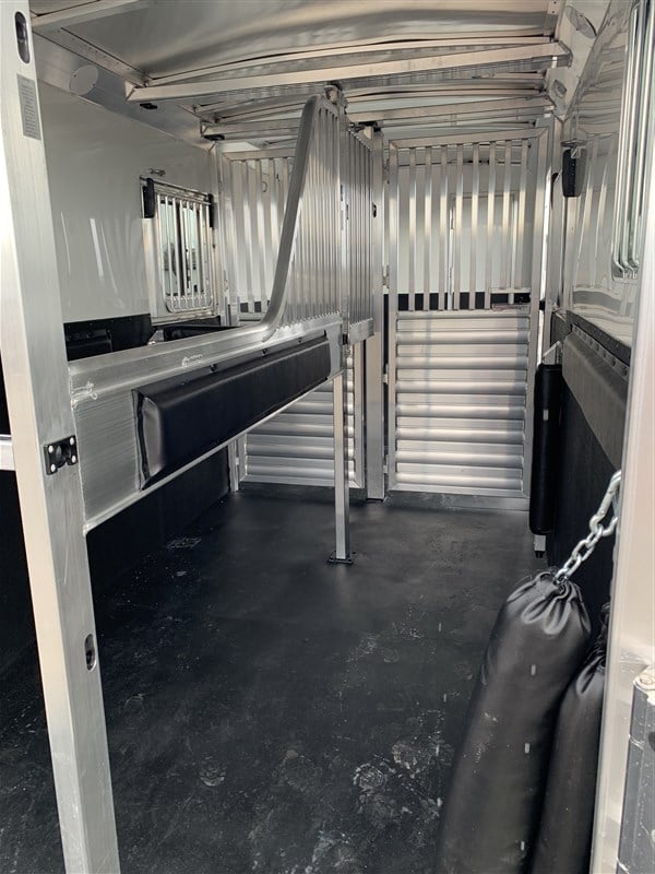 New 2024 4 Star 2+1 Warmblood Gooseneck Horse Trailer 4 New 2024 4 Star 2+1 Warmblood Gooseneck Horse Trailer - Image 4