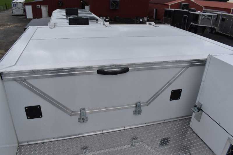 Used 2021 Lakota BigHorn 5 Horse Living Quarters Trailer w/ Bunks 4 Used 2021 Lakota BigHorn 5 Horse Living Quarters Trailer w/ Bunks - Image 4