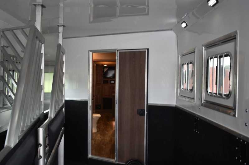 Used 2021 Lakota BigHorn 5 Horse Living Quarters Trailer w/ Bunks 6 Used 2021 Lakota BigHorn 5 Horse Living Quarters Trailer w/ Bunks - Image 6