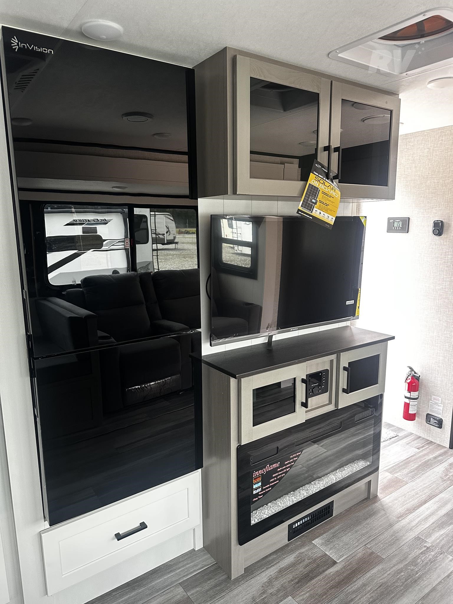 New 2025 Jayco Jay Feather 25RB Lightweight Travel Trailer 9 New 2025 Jayco Jay Feather 25RB Lightweight Travel Trailer - Image 9