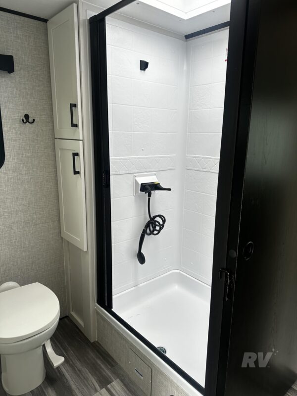 New 2025 Jayco Jay Feather 25RB Lightweight Travel Trailer 12 New 2025 Jayco Jay Feather 25RB Lightweight Travel Trailer - Image 12