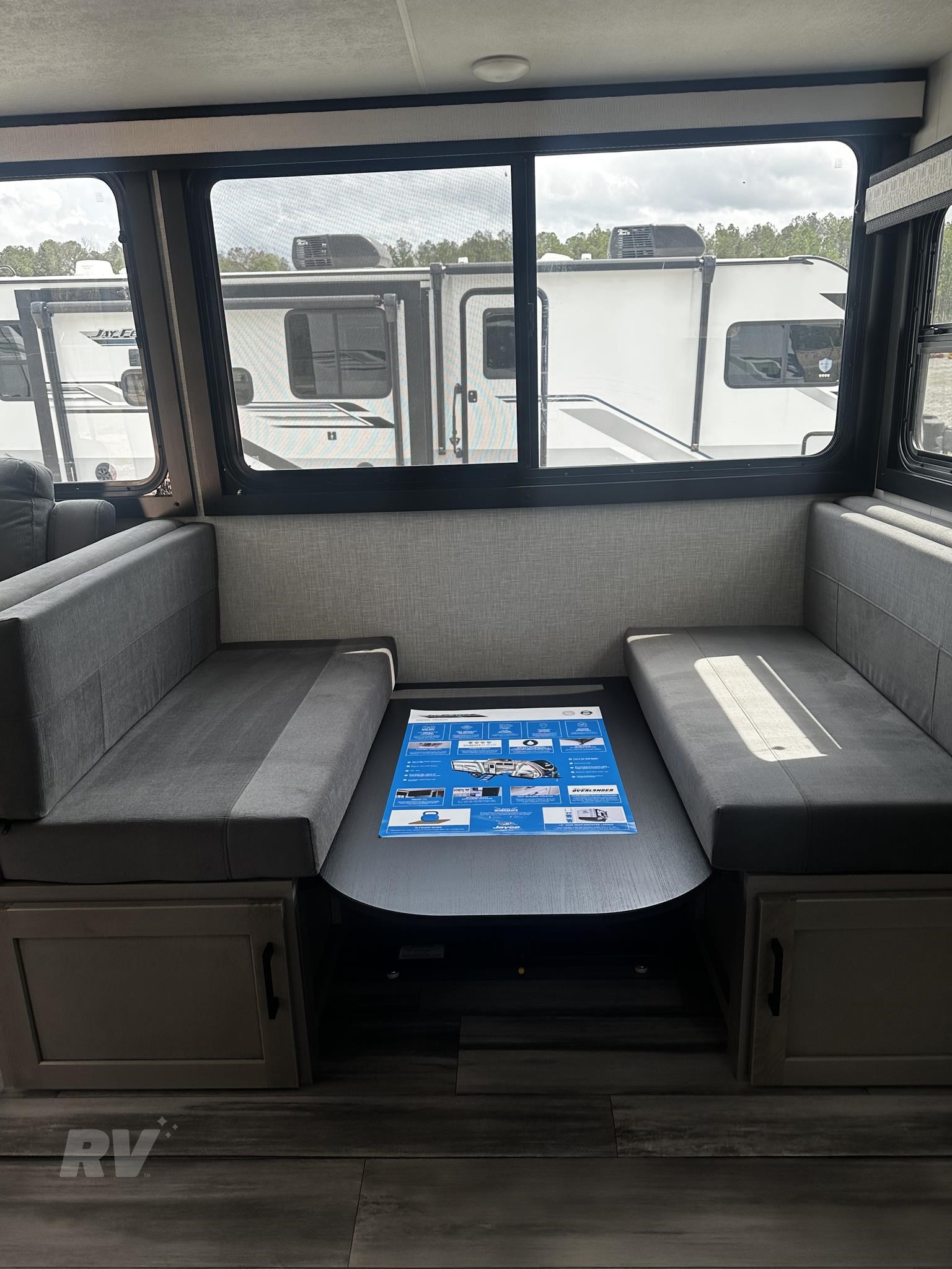 New 2025 Jayco Jay Feather 25RB Lightweight Travel Trailer 7 New 2025 Jayco Jay Feather 25RB Lightweight Travel Trailer - Image 7