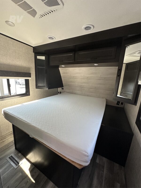 Used 2022 Jayco Eagle HT 312BHOK Half-Ton 5th Wheel w/ Bunks & Outdoor Kitchen 4 Used 2022 Jayco Eagle HT 312BHOK Half-Ton 5th Wheel w/ Bunks & Outdoor Kitchen - Image 4