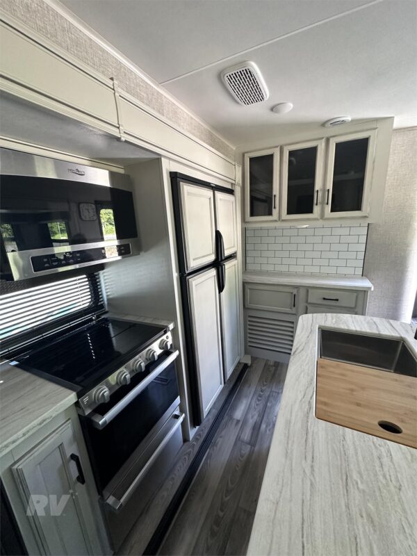 Used 2022 Jayco Eagle HT 312BHOK Half-Ton 5th Wheel w/ Bunks & Outdoor Kitchen 10 Used 2022 Jayco Eagle HT 312BHOK Half-Ton 5th Wheel w/ Bunks & Outdoor Kitchen - Image 10