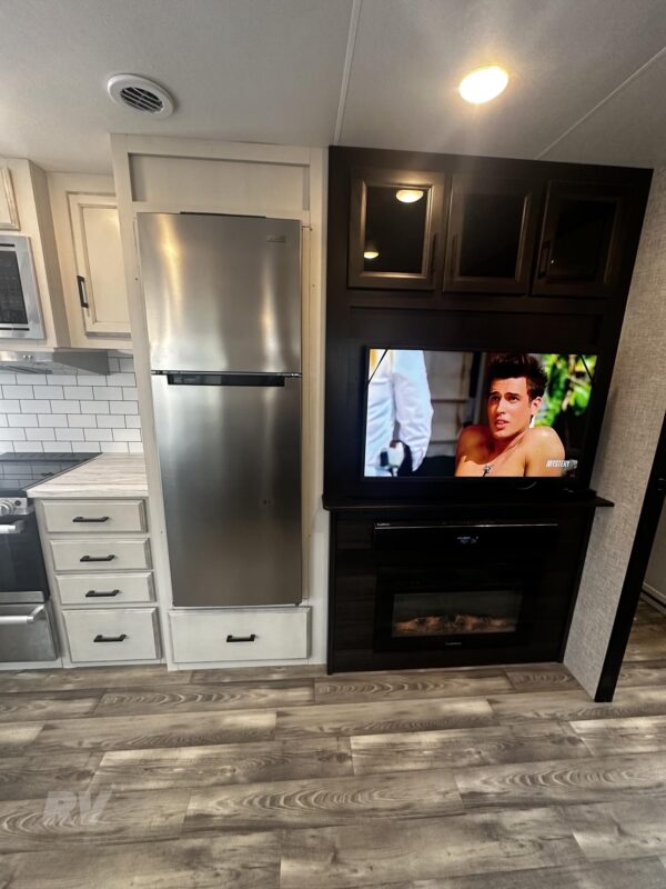 Used 2022 Jayco Eagle HT 320FBOK Travel Trailer w/ Front Suite & Outdoor Kitchen 9 Used 2022 Jayco Eagle HT 320FBOK Travel Trailer w/ Front Suite & Outdoor Kitchen - Image 9