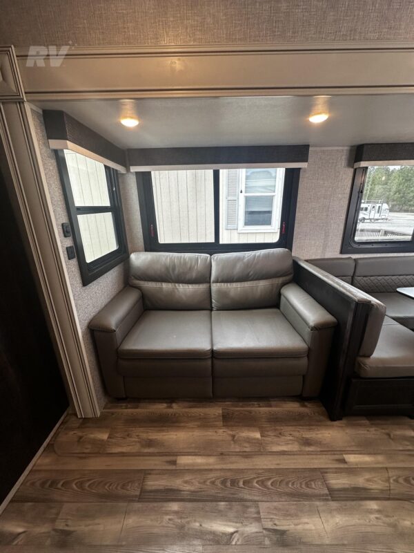 Used 2022 Jayco Eagle HT 320FBOK Travel Trailer w/ Front Suite & Outdoor Kitchen 14 Used 2022 Jayco Eagle HT 320FBOK Travel Trailer w/ Front Suite & Outdoor Kitchen - Image 14