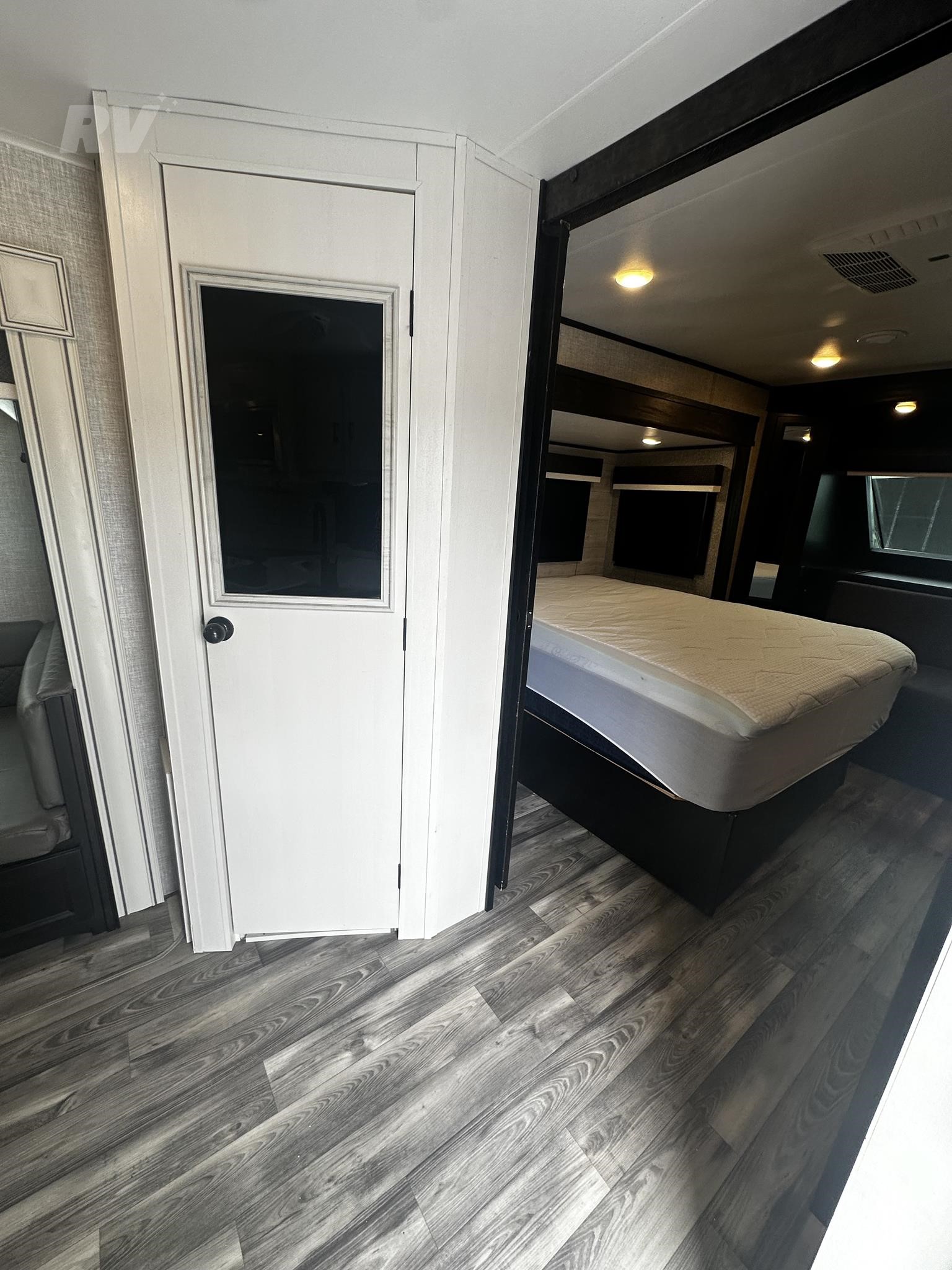 Used 2022 Jayco Eagle HT 320FBOK Travel Trailer w/ Front Suite & Outdoor Kitchen 6 Used 2022 Jayco Eagle HT 320FBOK Travel Trailer w/ Front Suite & Outdoor Kitchen - Image 6