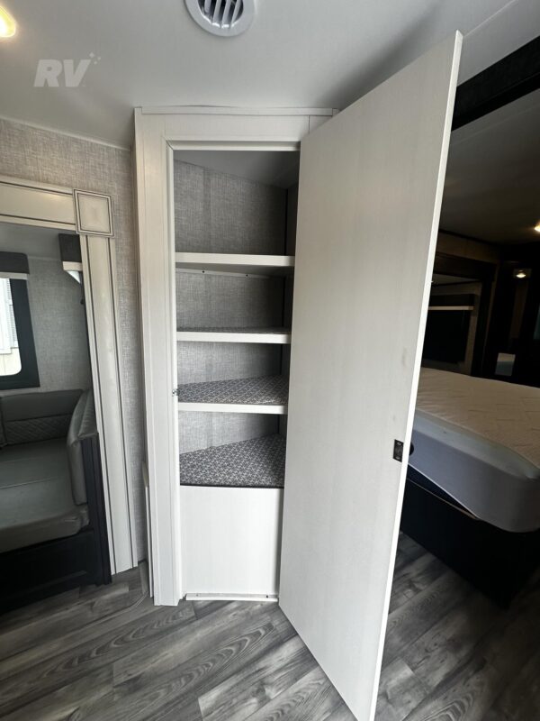 Used 2022 Jayco Eagle HT 320FBOK Travel Trailer w/ Front Suite & Outdoor Kitchen 7 Used 2022 Jayco Eagle HT 320FBOK Travel Trailer w/ Front Suite & Outdoor Kitchen - Image 7