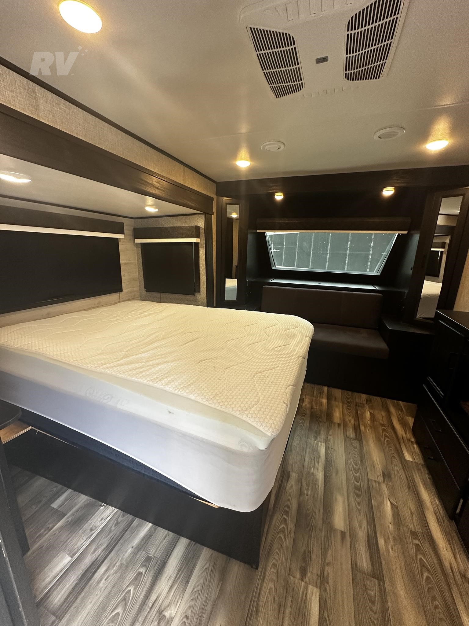 Used 2022 Jayco Eagle HT 320FBOK Travel Trailer w/ Front Suite & Outdoor Kitchen 5 Used 2022 Jayco Eagle HT 320FBOK Travel Trailer w/ Front Suite & Outdoor Kitchen - Image 5
