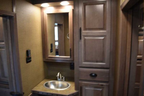 Used 2021 Lakota BigHorn 5 Horse Living Quarters Trailer w/ Bunks 19 Used 2021 Lakota BigHorn 5 Horse Living Quarters Trailer w/ Bunks - Image 19