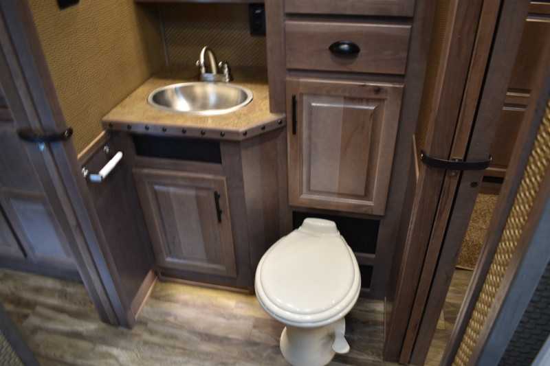 Used 2021 Lakota BigHorn 5 Horse Living Quarters Trailer w/ Bunks 18 Used 2021 Lakota BigHorn 5 Horse Living Quarters Trailer w/ Bunks - Image 18