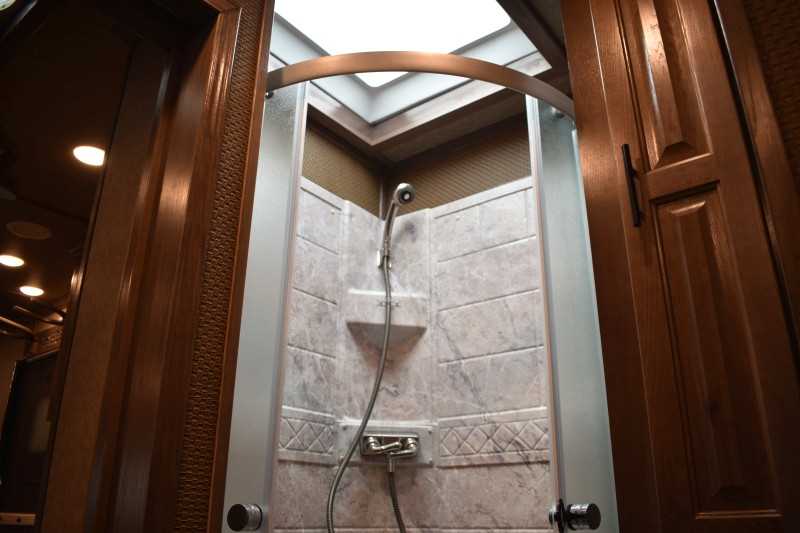 Used 2021 Lakota BigHorn 5 Horse Living Quarters Trailer w/ Bunks 17 Used 2021 Lakota BigHorn 5 Horse Living Quarters Trailer w/ Bunks - Image 17