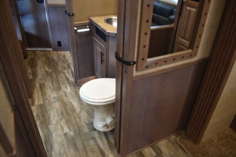 Used 2021 Lakota BigHorn 5 Horse Living Quarters Trailer w/ Bunks 20 Used 2021 Lakota BigHorn 5 Horse Living Quarters Trailer w/ Bunks - Image 20