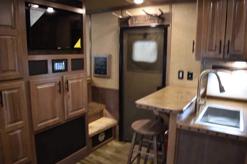 Used 2021 Lakota BigHorn 5 Horse Living Quarters Trailer w/ Bunks 21 Used 2021 Lakota BigHorn 5 Horse Living Quarters Trailer w/ Bunks - Image 21