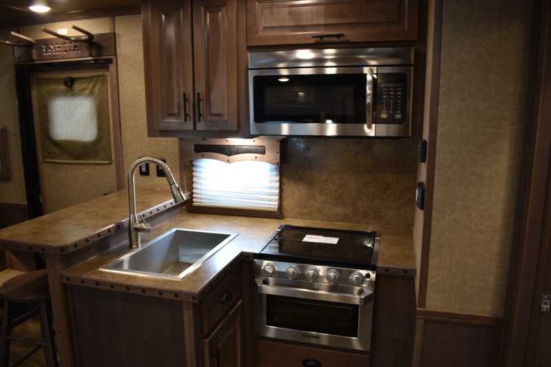 Used 2021 Lakota BigHorn 5 Horse Living Quarters Trailer w/ Bunks 23 Used 2021 Lakota BigHorn 5 Horse Living Quarters Trailer w/ Bunks - Image 23