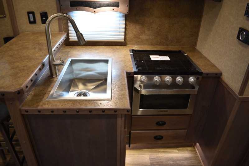 Used 2021 Lakota BigHorn 5 Horse Living Quarters Trailer w/ Bunks 22 Used 2021 Lakota BigHorn 5 Horse Living Quarters Trailer w/ Bunks - Image 22