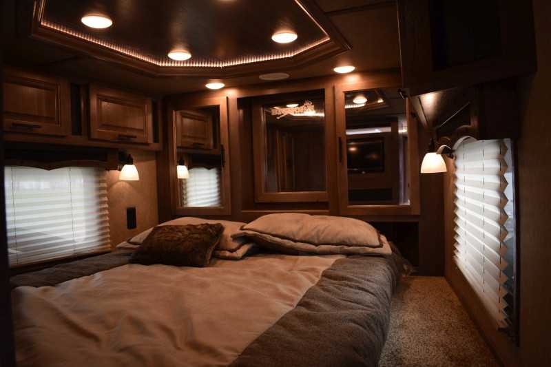 Used 2021 Lakota BigHorn 5 Horse Living Quarters Trailer w/ Bunks 27 Used 2021 Lakota BigHorn 5 Horse Living Quarters Trailer w/ Bunks - Image 27