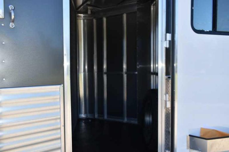 Used 2018 Lakota 83HBPSL 3 Horse Trailer LQ w Slide 3 Used 2018 Lakota 83HBPSL 3 Horse Trailer LQ w Slide - Image 3