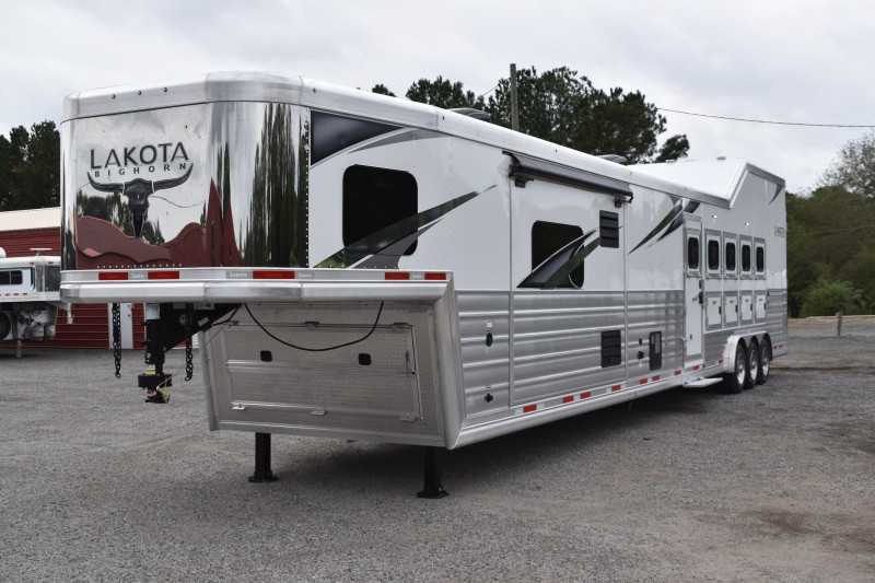 Used 2021 Lakota BigHorn 5 Horse Living Quarters Trailer w/ Bunks 35 Used 2021 Lakota BigHorn 5 Horse Living Quarters Trailer w/ Bunks - Image 35