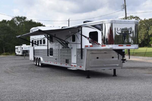 Used 2021 Lakota BigHorn 5 Horse Living Quarters Trailer w/ Bunks 38 Used 2021 Lakota BigHorn 5 Horse Living Quarters Trailer w/ Bunks - Image 38