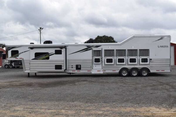 Used 2021 Lakota BigHorn 5 Horse Living Quarters Trailer w/ Bunks 32 Used 2021 Lakota BigHorn 5 Horse Living Quarters Trailer w/ Bunks - Image 32