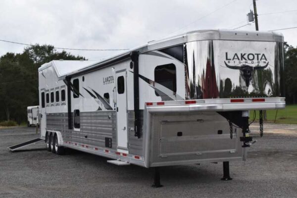 Used 2021 Lakota BigHorn 5 Horse Living Quarters Trailer w/ Bunks 39 Used 2021 Lakota BigHorn 5 Horse Living Quarters Trailer w/ Bunks - Image 39