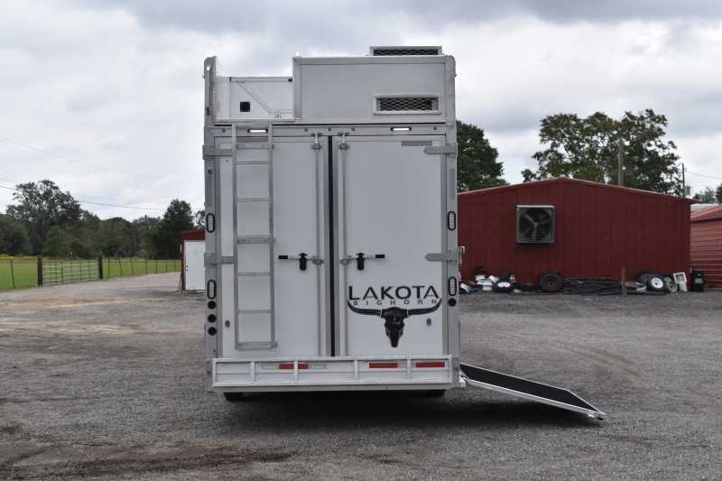 Used 2021 Lakota BigHorn 5 Horse Living Quarters Trailer w/ Bunks 10 Used 2021 Lakota BigHorn 5 Horse Living Quarters Trailer w/ Bunks - Image 10