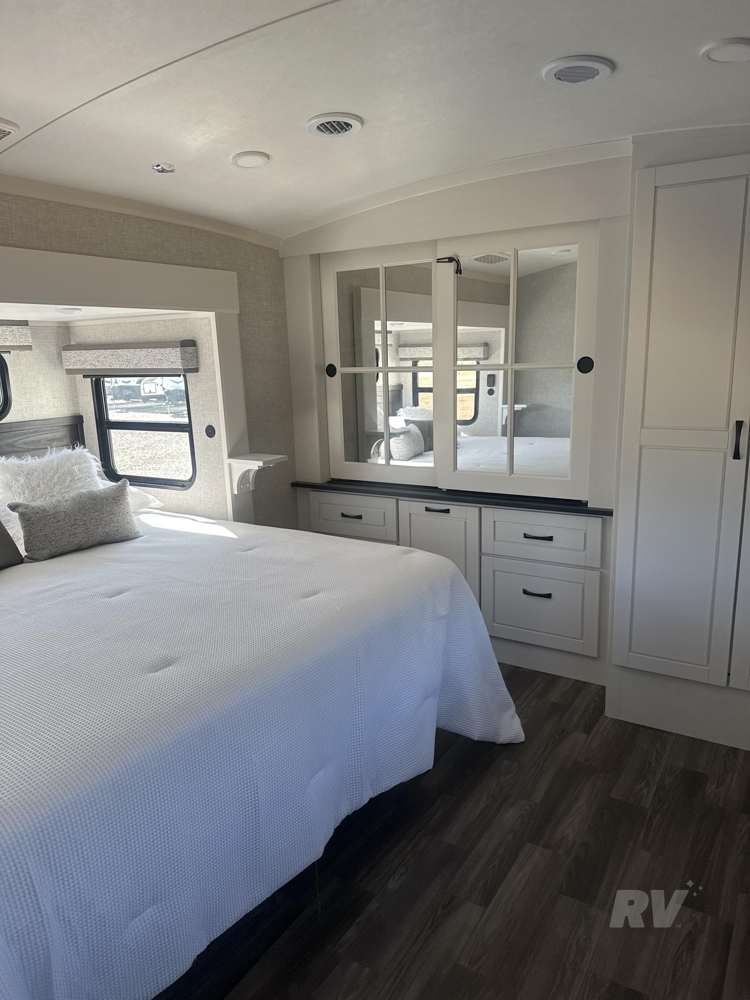 New 2025 Jayco North Point 377RLBH Luxury Bunkhouse 5th Wheel 4 New 2025 Jayco North Point 377RLBH Luxury Bunkhouse 5th Wheel - Image 4