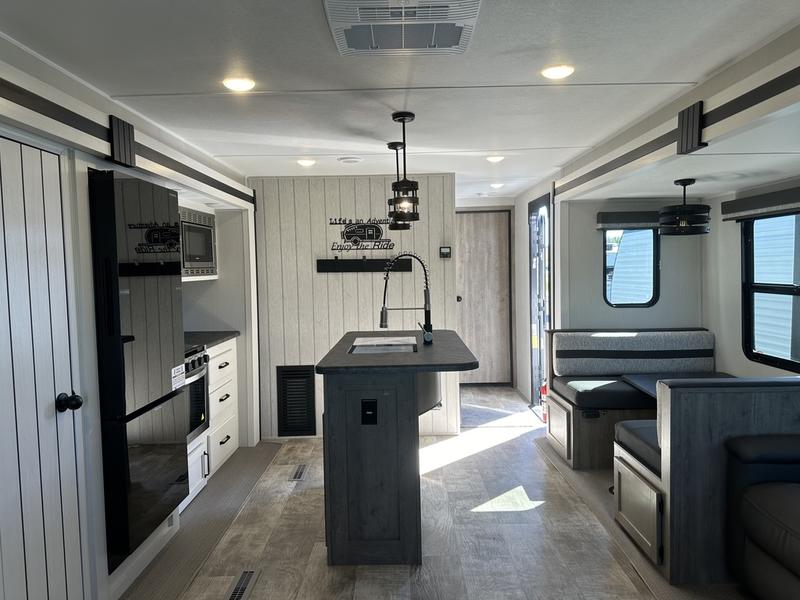 New 2025 Palomino Puma 31RLQS Rear Living Travel Trailer 8 New 2025 Palomino Puma 31RLQS Rear Living Travel Trailer - Image 8