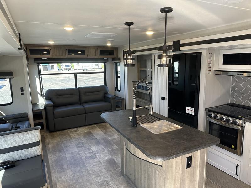New 2025 Palomino Puma 31RLQS Rear Living Travel Trailer 14 New 2025 Palomino Puma 31RLQS Rear Living Travel Trailer - Image 14