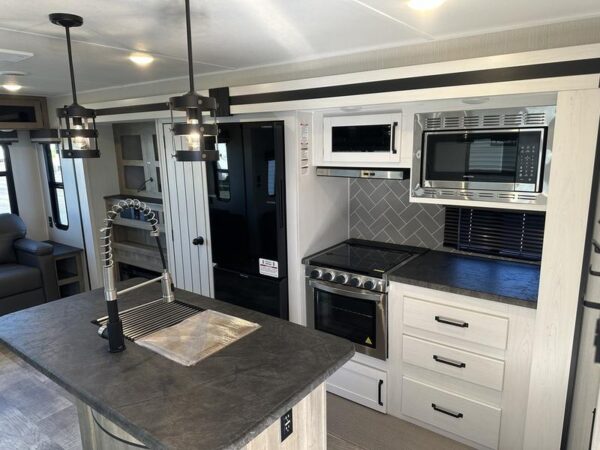 New 2025 Palomino Puma 31RLQS Rear Living Travel Trailer 12 New 2025 Palomino Puma 31RLQS Rear Living Travel Trailer - Image 12