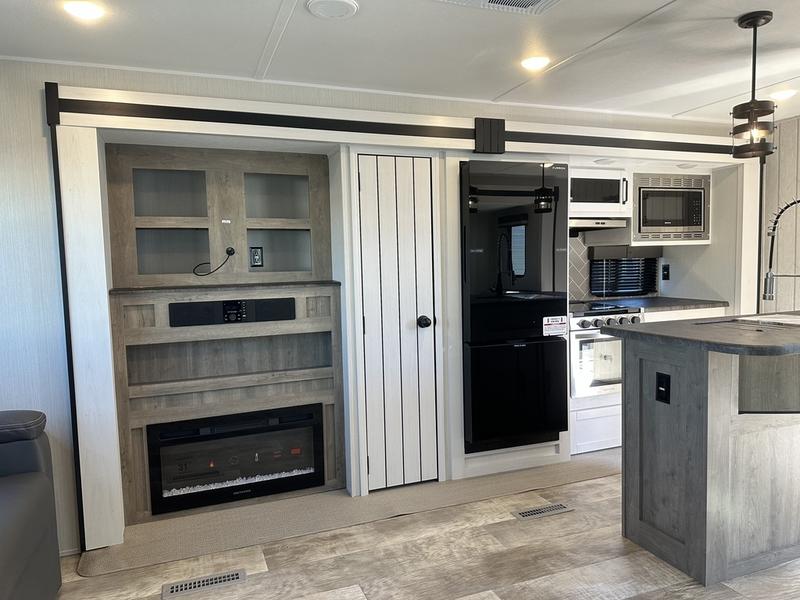 New 2025 Palomino Puma 31RLQS Rear Living Travel Trailer 10 New 2025 Palomino Puma 31RLQS Rear Living Travel Trailer - Image 10